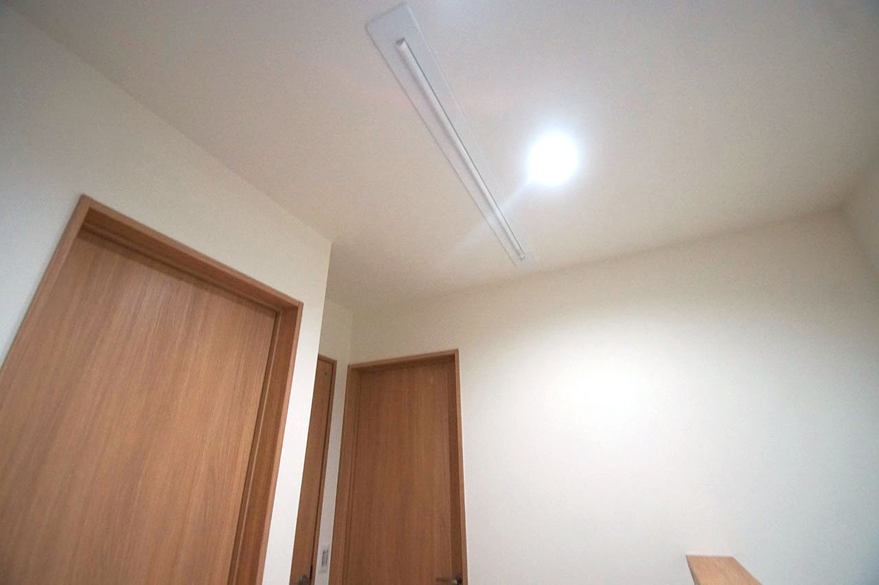 2階ホールにも昇降式の室内物干(ホスクリーン)を設置しました。