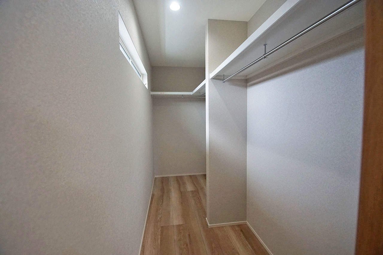 衣類だけでなく季節の家電など大物でもすっきり収まる、3帖のウォークインクロゼット。
