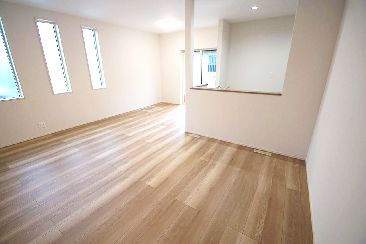 三連窓と奥のサッシから自然光をたっぷり取り込む明るいLDK。