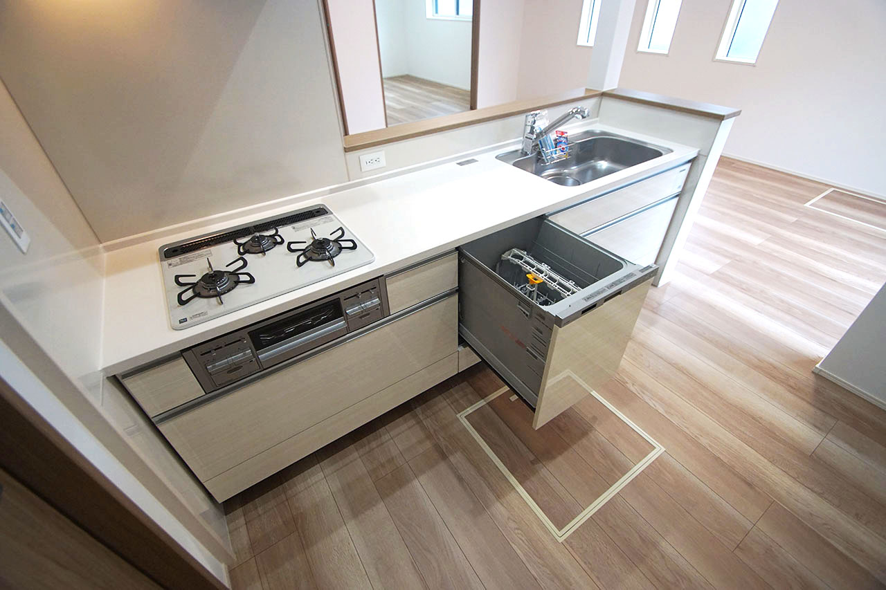 手洗いよりキレイに洗えて、家事の時短や節水にもなる食洗機付きのキッチン。