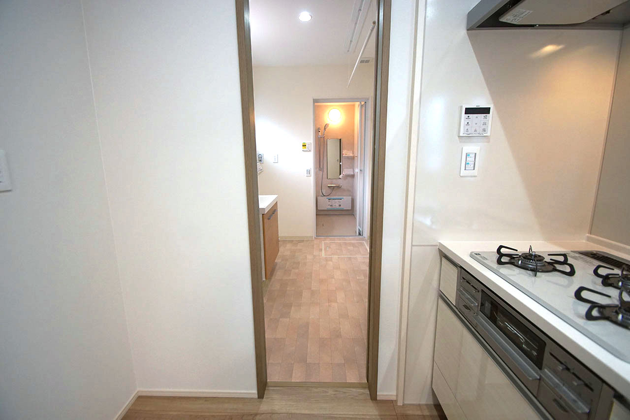 キッチンから直接パウダールームへ。集中した水廻りの配置が、家事動線をスムーズにします。