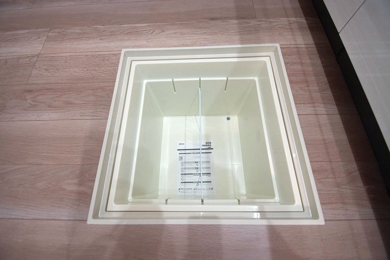 キッチン内の床下収納。調味料などのストックに便利です。