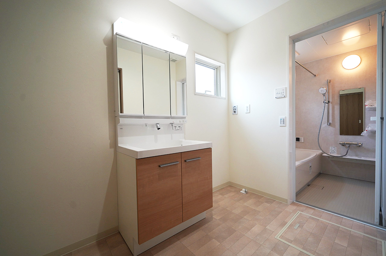 ゆったりスペースのパウダールーム。キッチンと廊下からアクセスできる2WAY動線です。