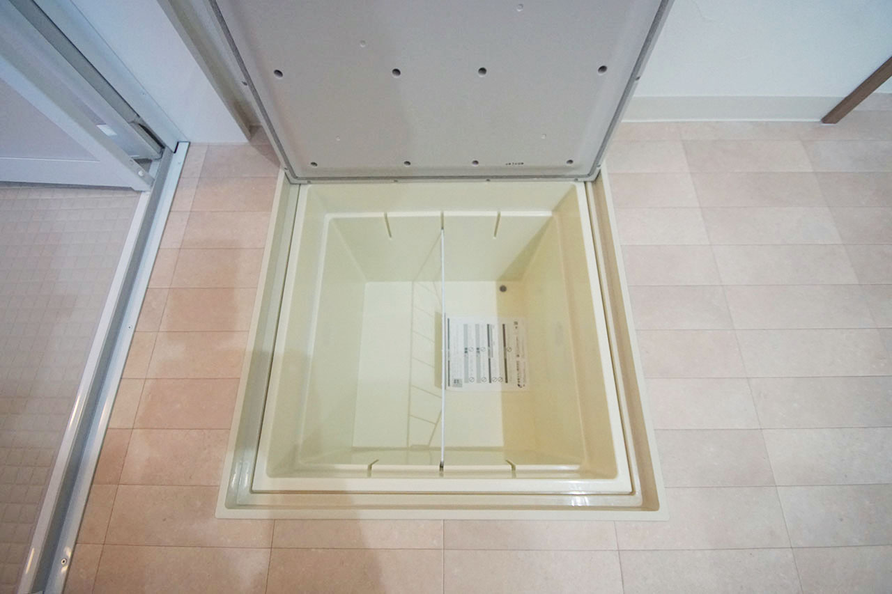 パウダールーム内の床下収納。シャンプーや洗剤などのストックに便利。