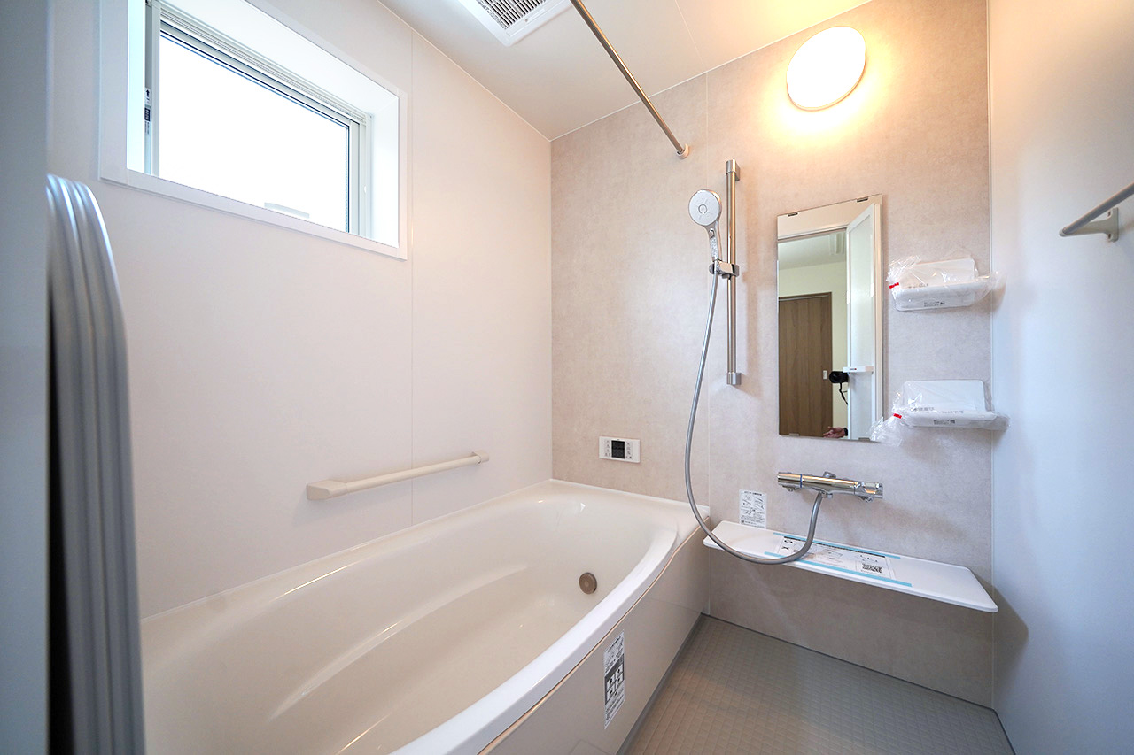 ゆったりとした浴乾付きのバスルーム。のびのびとリラックスできる空間です。