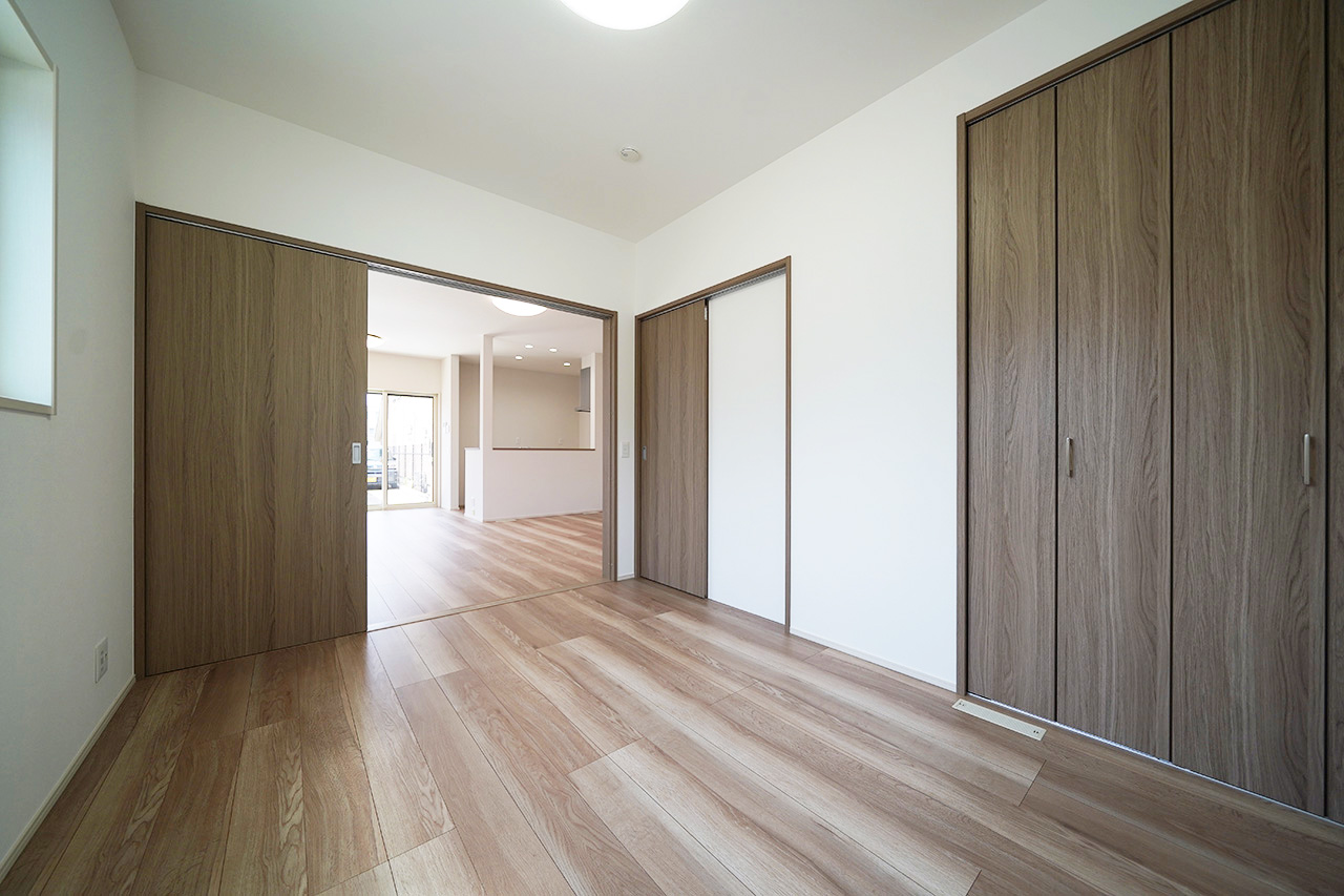 洋室6帖。リビングと廊下にアクセスできる2WAY動線のお部屋です。