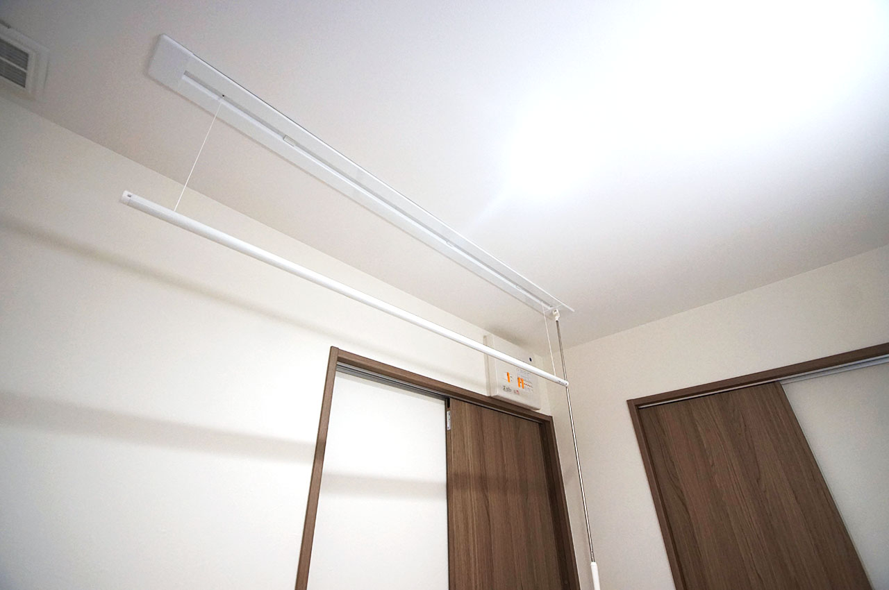 パウダールーム内の昇降式室内物干「ホスクリーン」。お天気を気にせず洗濯物が干せて安心。