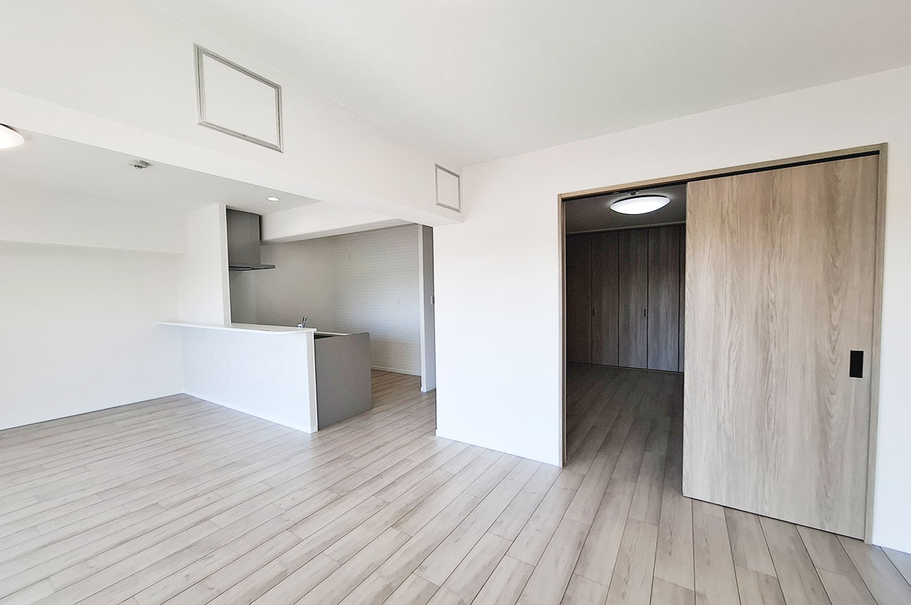 木目調の床や建具が温もりを感じさせるLDKと洋室③。モダンで統一感のある空間に仕上げました。