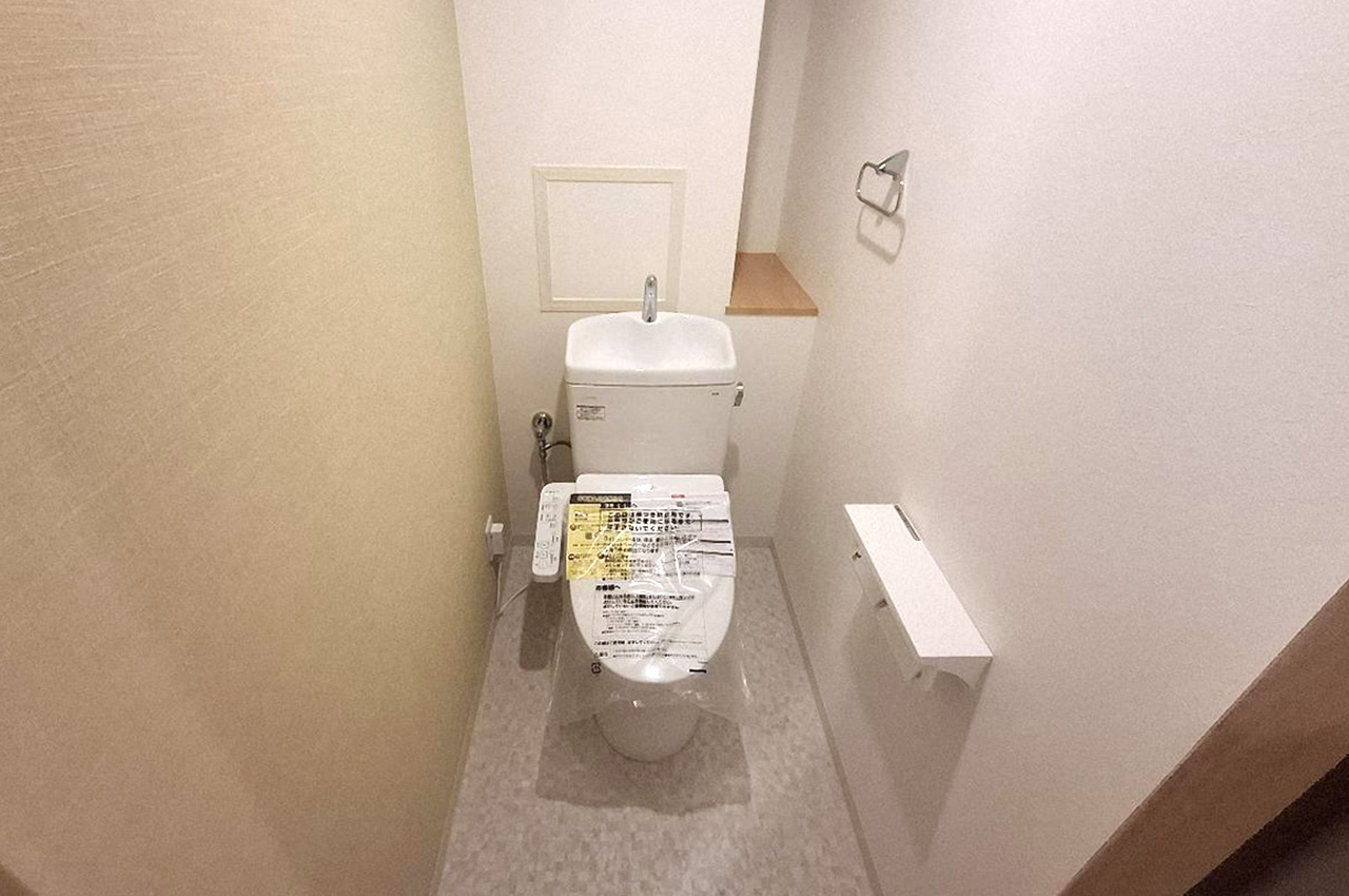 フルリフォームで清潔感あふれるトイレに一新。温水洗浄便座付きで、毎日快適にお使いいただけます。