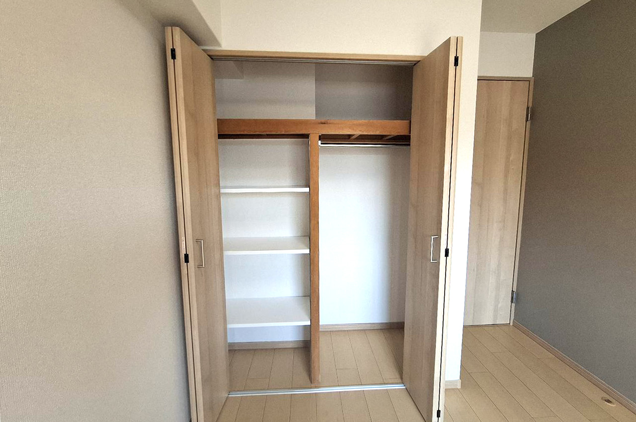 洋室①のクローゼット。きれいにリフォーム済みです。
