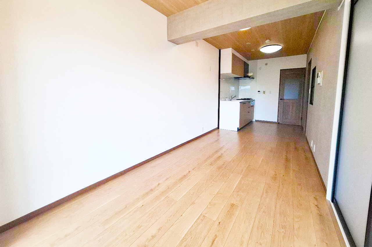 木目調のフローリングと天井が温かみを演出するLDK。家具配置もしやすい長方形の間取りです。