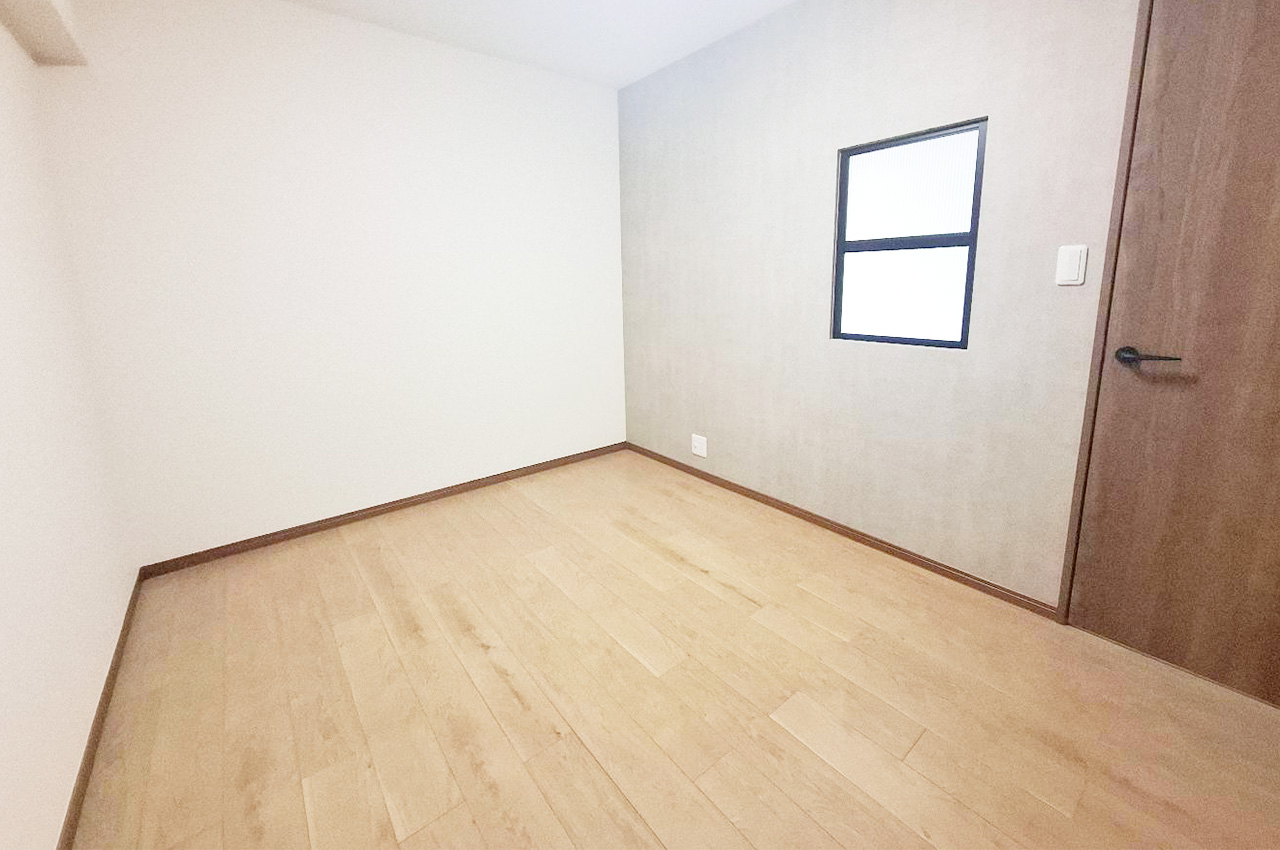 真中にある約5.5帖の納戸②。LDKから出入りできます。