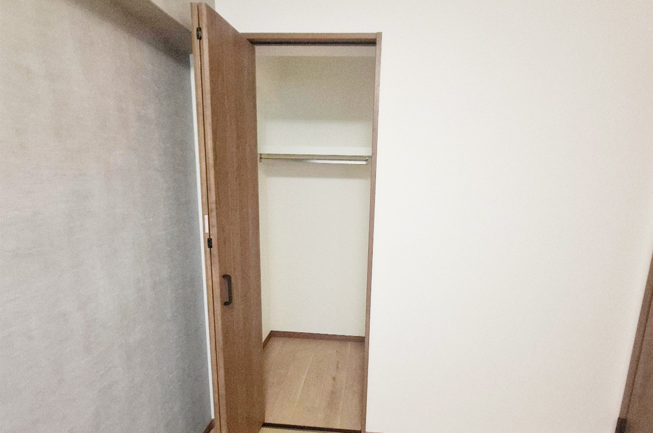 クローゼット付がうれしい便利な納戸①。書類や道具類など、日常的には使わないものをまとめて置けます。