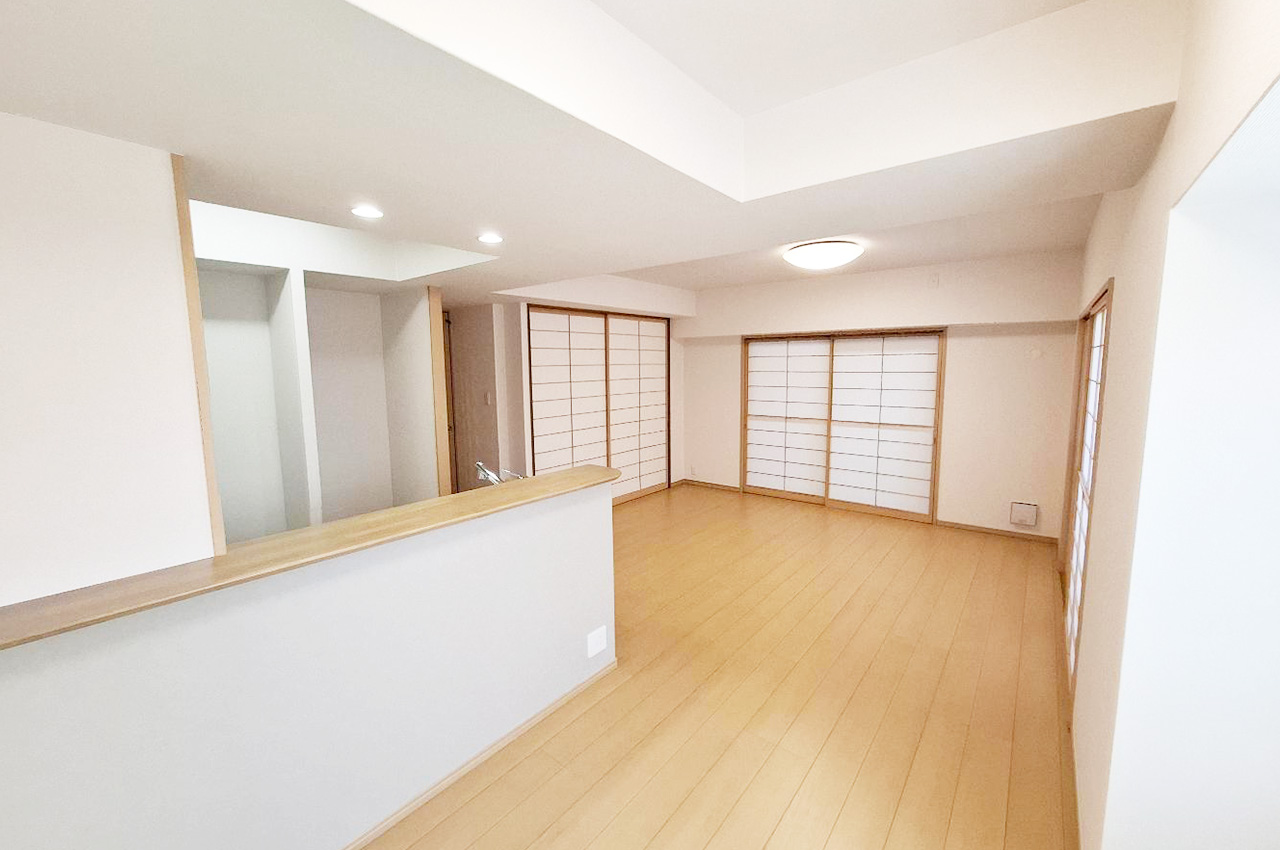 LDK:キッチンからリビング全体を見渡せる設計で、お料理中も家族との会話が弾みます。