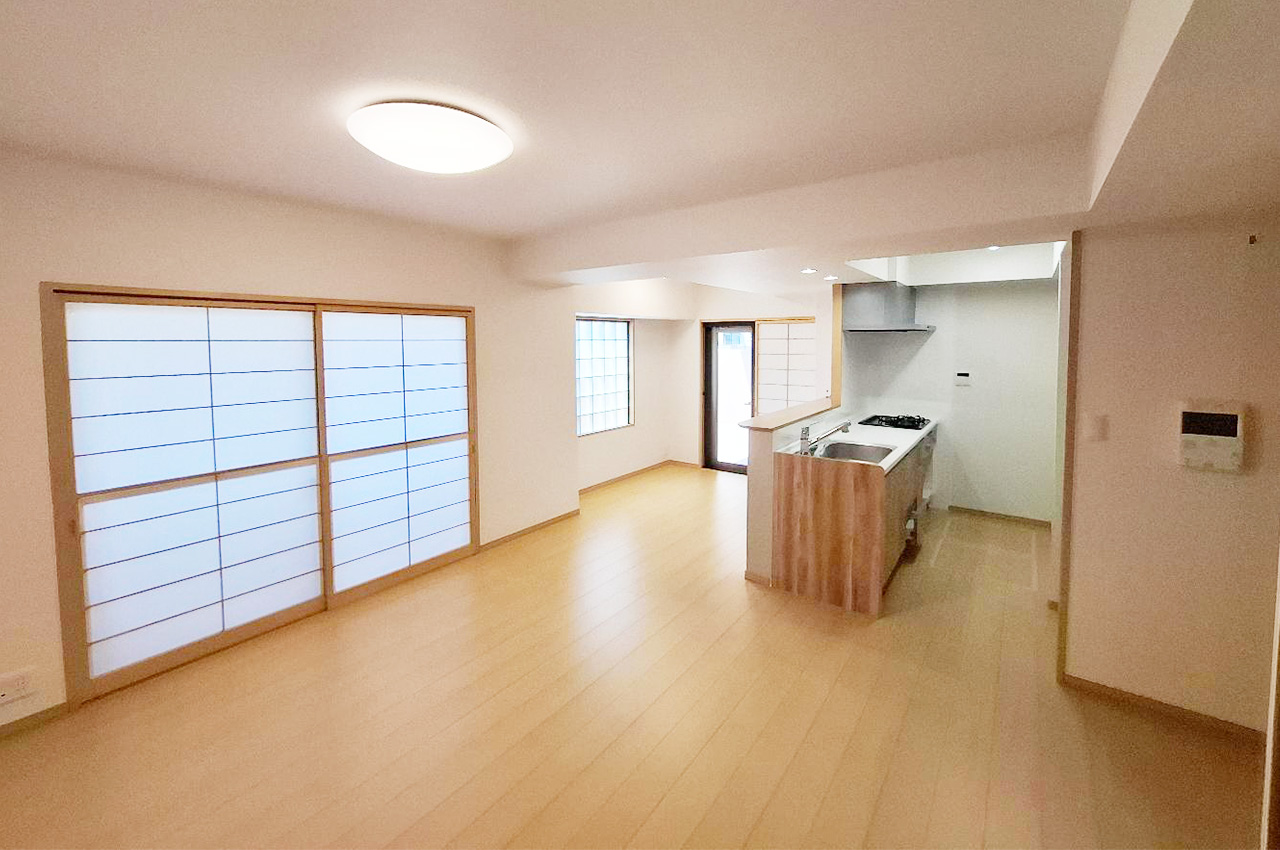 LDK:テラスに面した窓を開ければ外の空気を感じられる開放的な空間。季節ごとの暮らしを楽しめます。