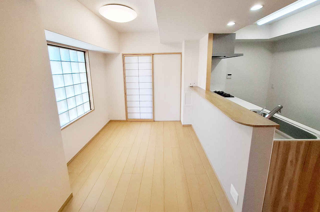 LDK:リビングから直接テラスへ出られるため、休日は外ごはんやリラックスタイムも気軽に楽しめます。