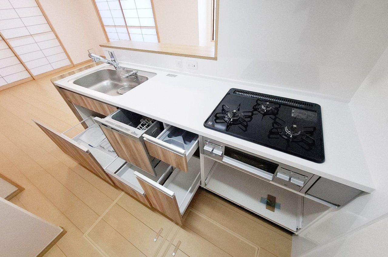 キッチン:収納豊富で調理器具や食器をすっきりと整理整頓できます。食事の配膳や片付けもスムーズ。