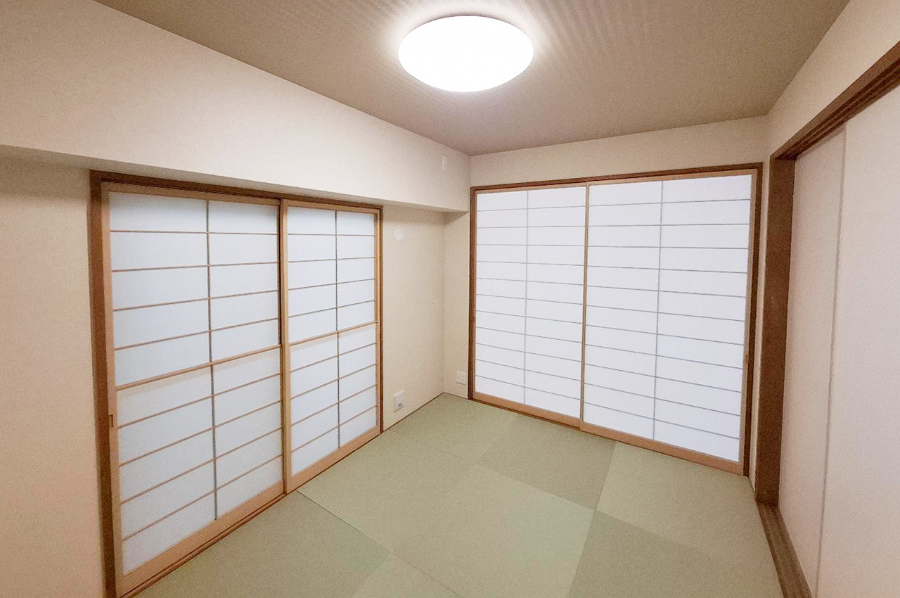 和室:半帖畳を新調した和室はモダンで落ち着いた雰囲気。客間や家族のくつろぎ空間として多用途に活躍。