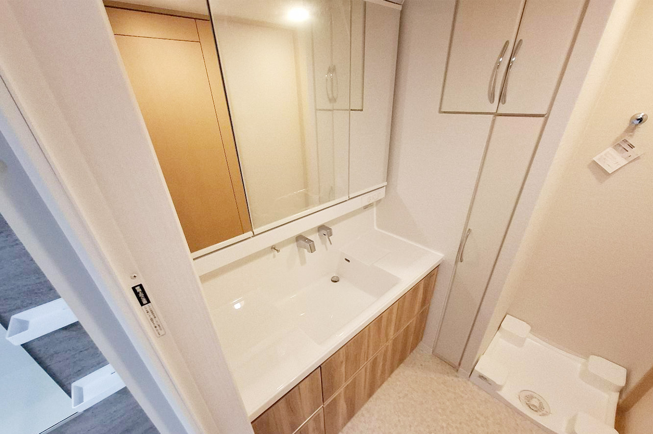 洗面:新調された洗面台はワイドタイプで使いやすく朝の支度も快適に。洗濯置き場もあり家事効率アップ。