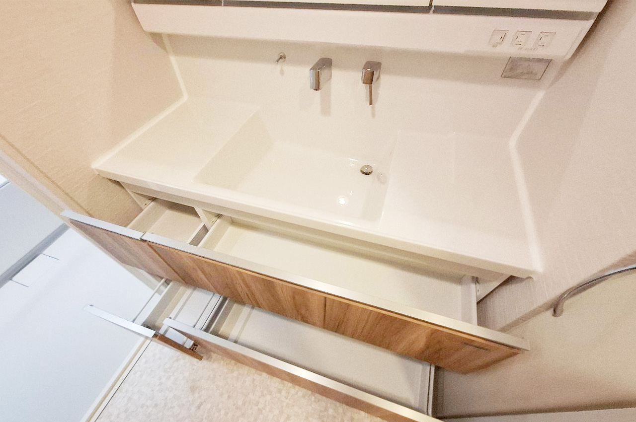 洗面:収納力のあるキャビネット付き。タオルや日用品をしっかり収め、すっきり暮らせる工夫があります。