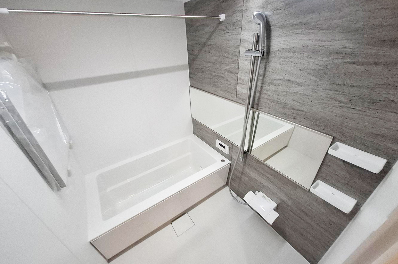 浴室:新調されたシステムバスでゆったりとしたバスタイムを過ごせます。グレーのパネルがモダンな印象。