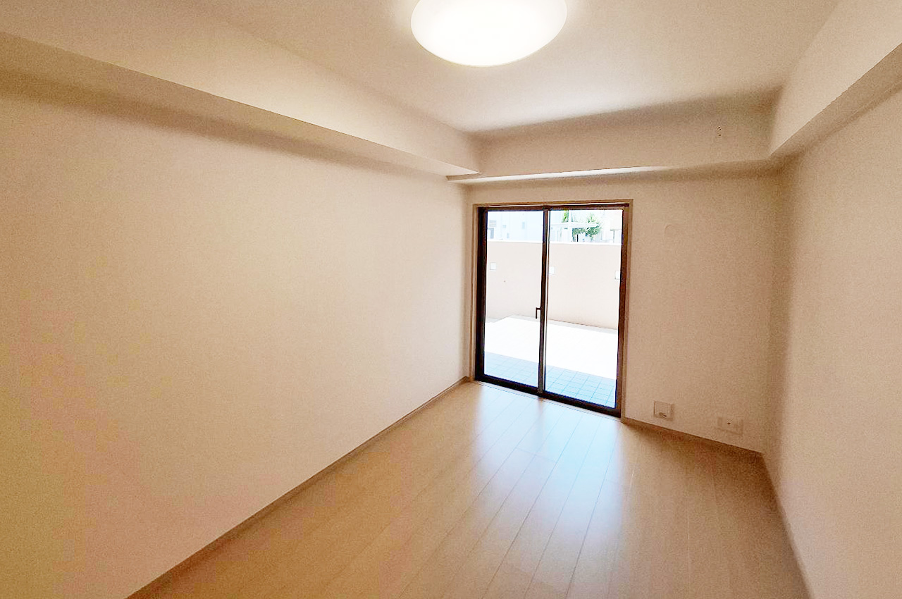 洋室①:テラスに出入り可能で通風性に優れ快適。約6.6帖の洋室は趣味や書斎など多用途に利用可能。