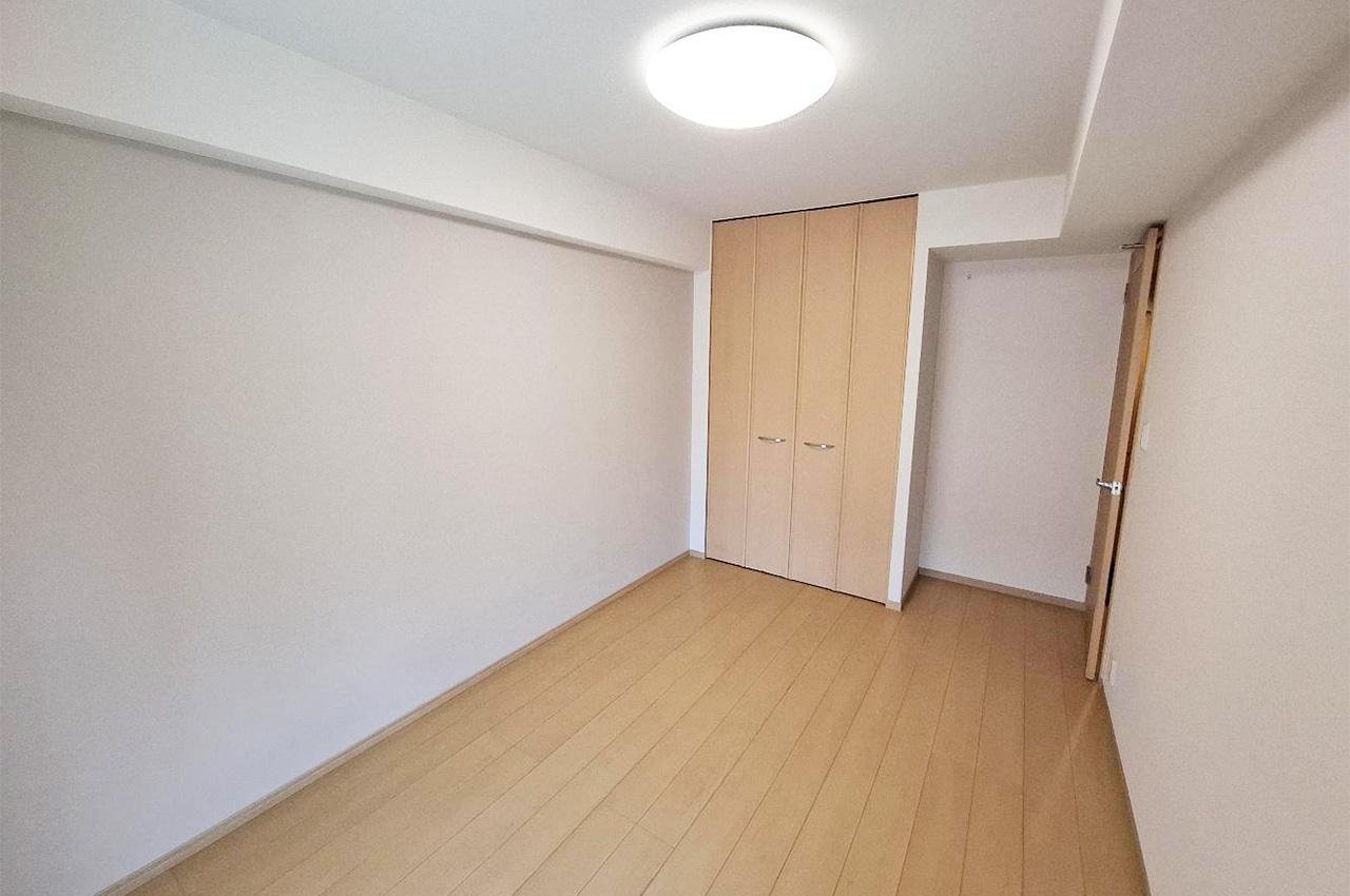 洋室①:貼替えたアクセントクロスは穏やかな雰囲気のミルクティーカラー。自分時間を大切にできる空間。