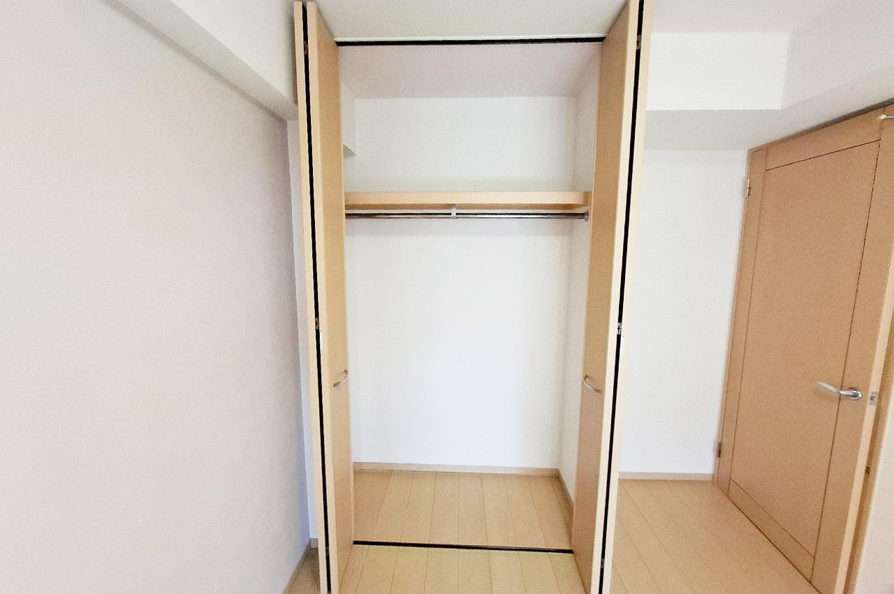 洋室①:クローゼットを備え、衣類や日用品をすっきり収納可能。生活空間を広々と使えます。