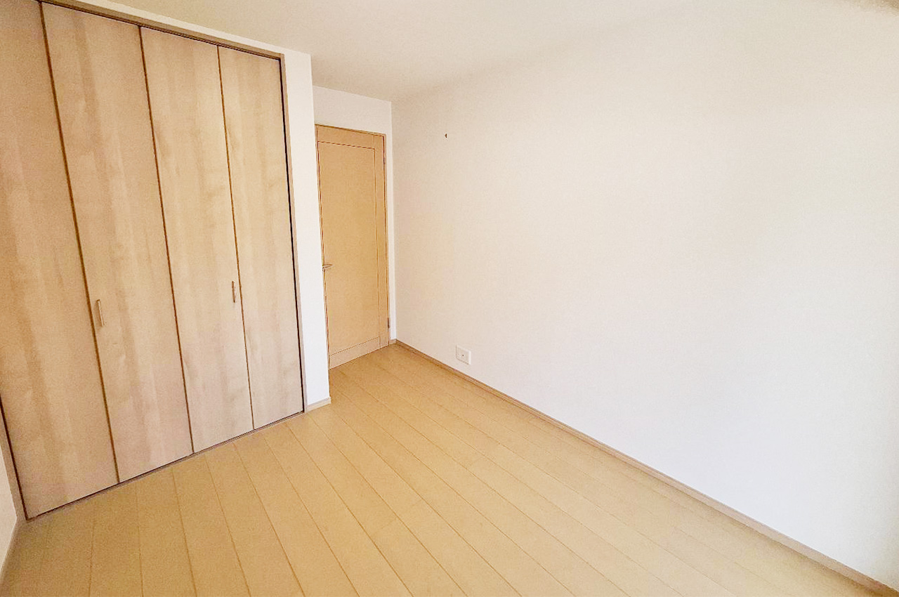 洋室②:フローリングを貼替えた約5.1帖の洋室。清潔感と柔らかさを兼ね備えた居心地の良い空間。