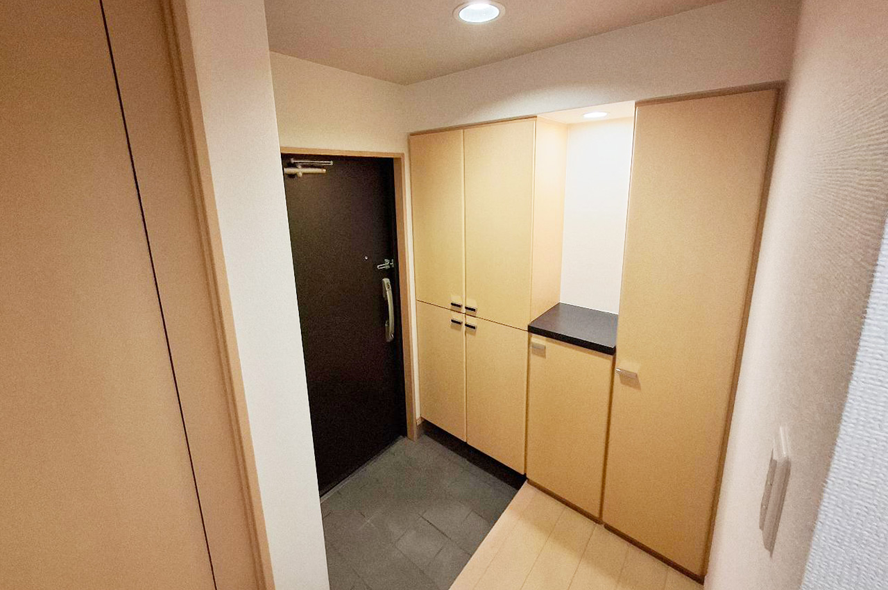 玄関:明るい照明とシンプルな内装で整えられた玄関。第一印象から住まいの清潔感が感じられます。