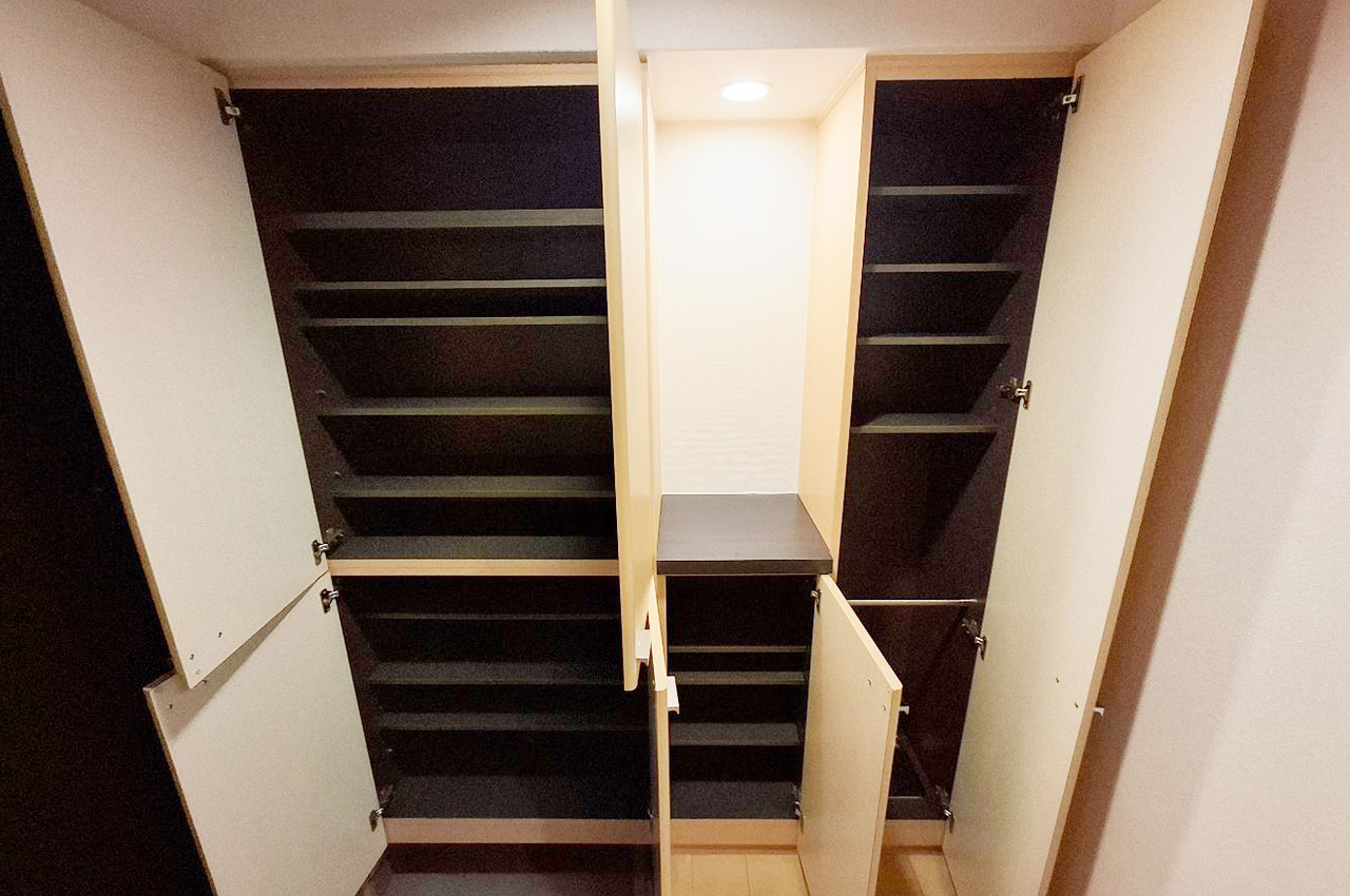 玄関:大容量の下駄箱収納を備えた玄関。靴や傘などをすっきり整理でき、いつでもきれいな空間を保てます。