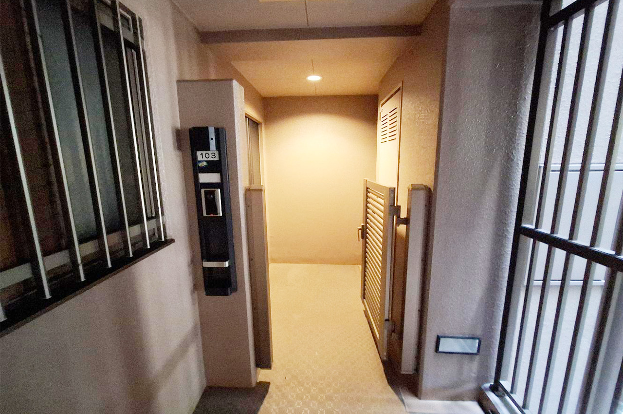 専用ポーチ:独立性の高い専用ポーチは安心感と利便性を兼ね備えています。落ち着いた暮らしサポート。