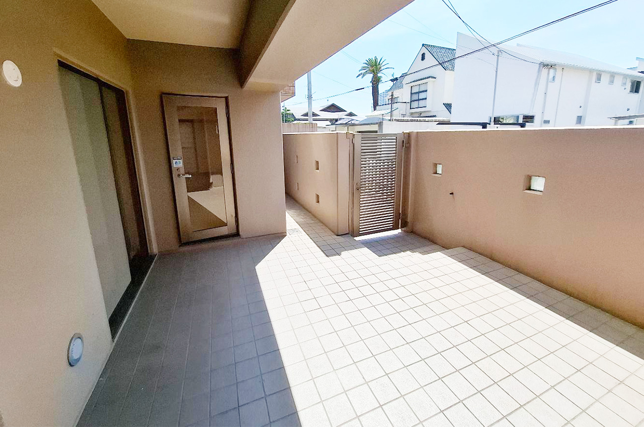 テラス:奥の扉から専用駐車場へ出入り可能で導線が良く、スムーズな移動が可能です。