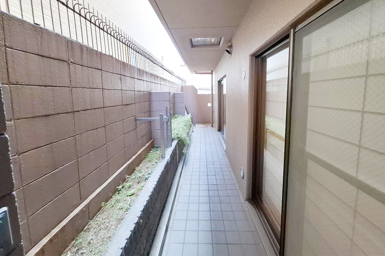 テラス:和室に面した小テラスはちょっとした物干しスペースやガーデニングコーナーにぴったり。