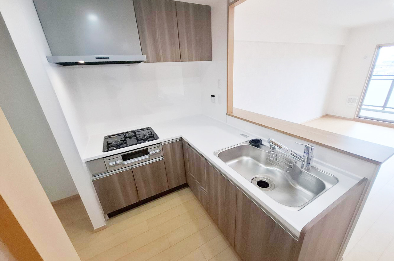 キッチン:新調済みのL字キッチンがうれしい。浄水器・食洗機付き。