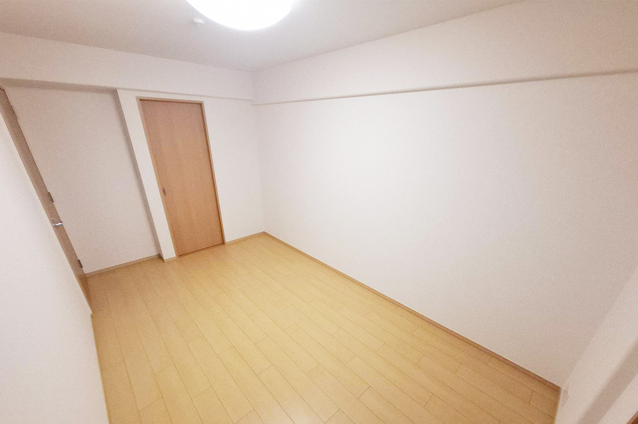 洋室①:リフォーム済み。貼り替え済みのフローリングが気持ちいいお部屋です。