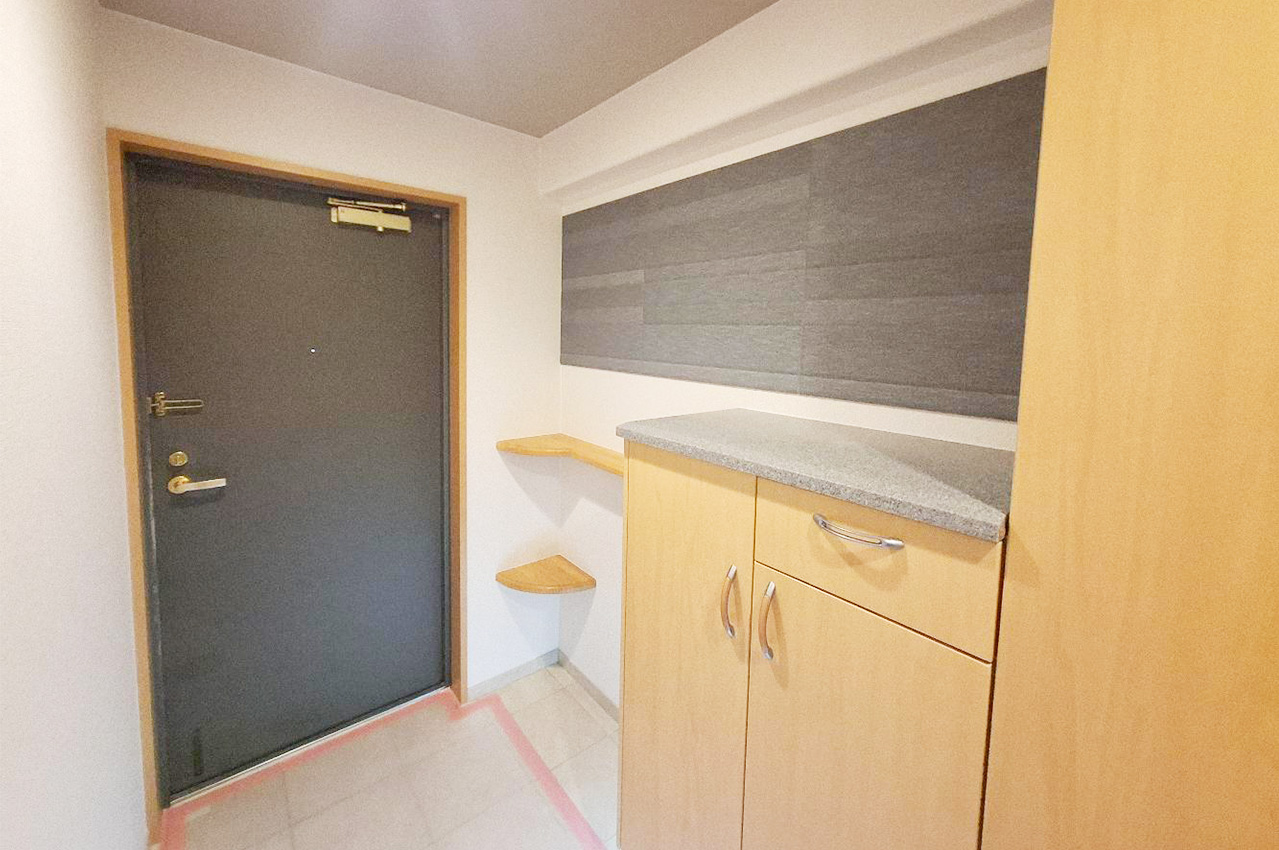 玄関:下駄箱付きで家族分の靴をしっかり収納可能。