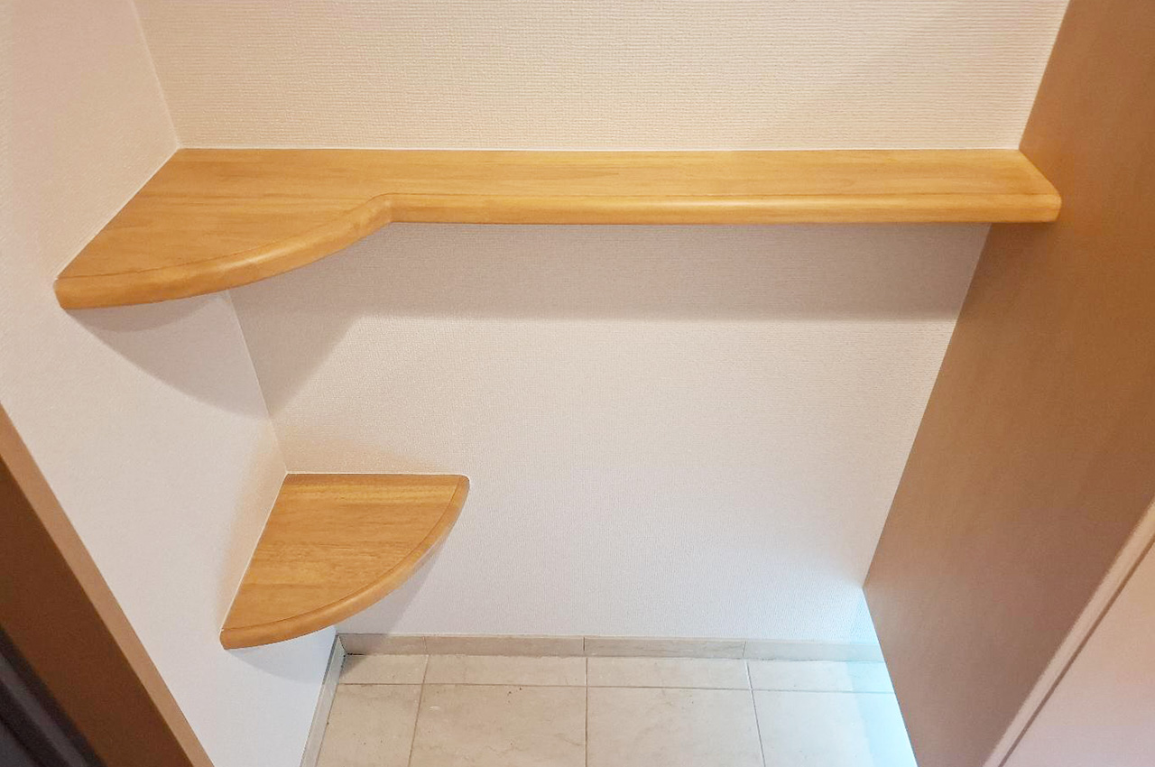 玄関:ニッチカウンターは鍵を置いたり花を飾ったりと多用途に利用できるスペース。