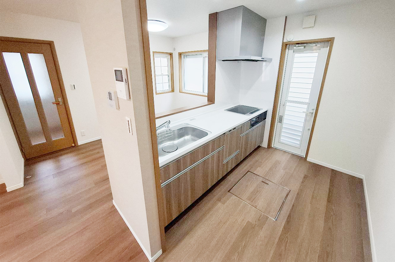 キッチン:換気やゴミ出しに便利な勝手口付き。