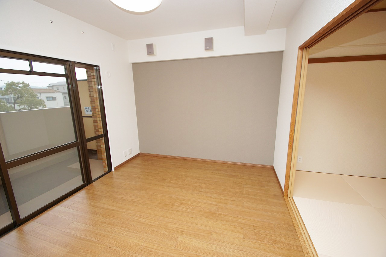 リビング:アクセントクロスを貼りました。