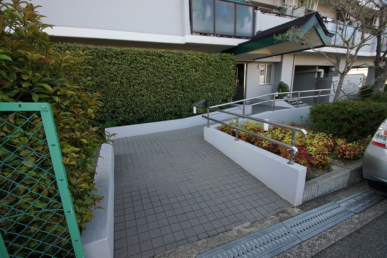 エントランス（スロープ側）