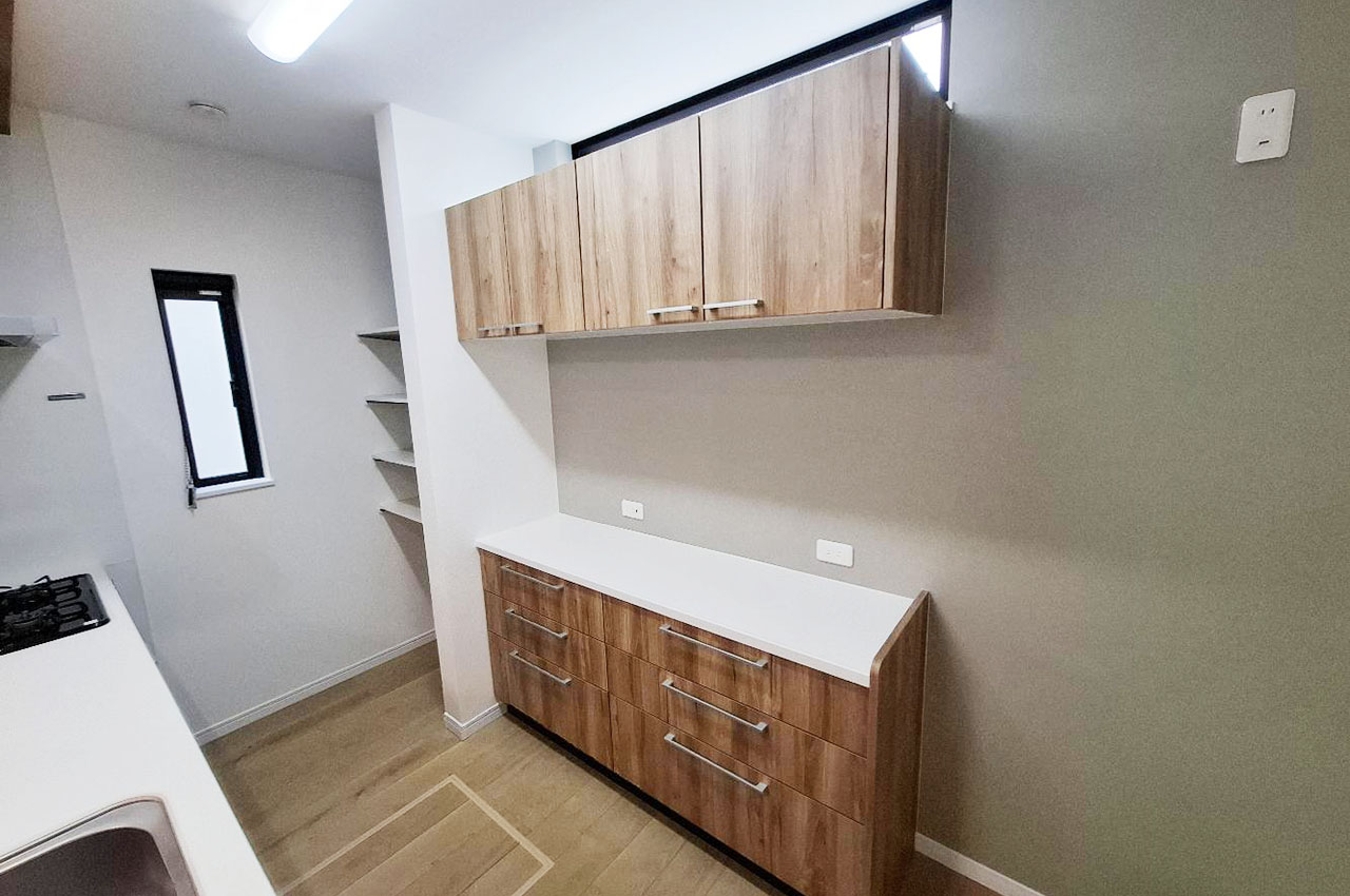 上下に収納が豊富なカップボード