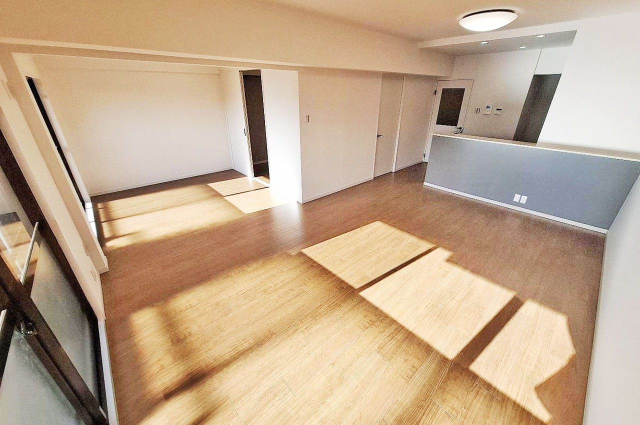 リノベーションで生まれ変わった広々LDK。家族でのびのびと寛げる、明るくゆったりとした空間です。