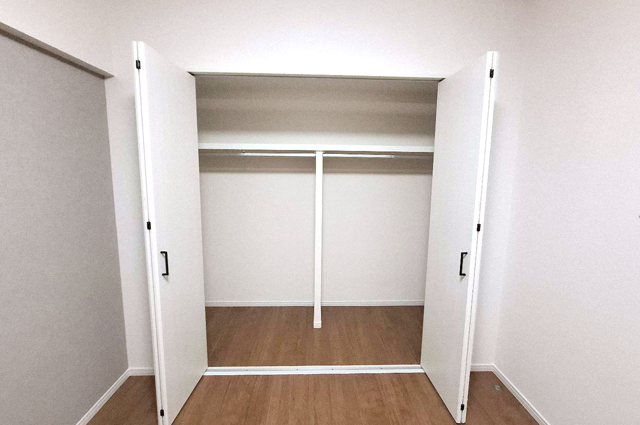 洋室約6帖のワイドなクローゼットも新調済み。たっぷり収納できて、お部屋をより広く使えます。