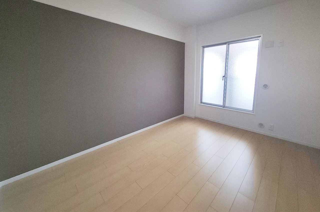 柔らかいブラウンのアクセントクロスで仕上げた約6帖の洋室②。北東側のバルコニーに出入り可能です。