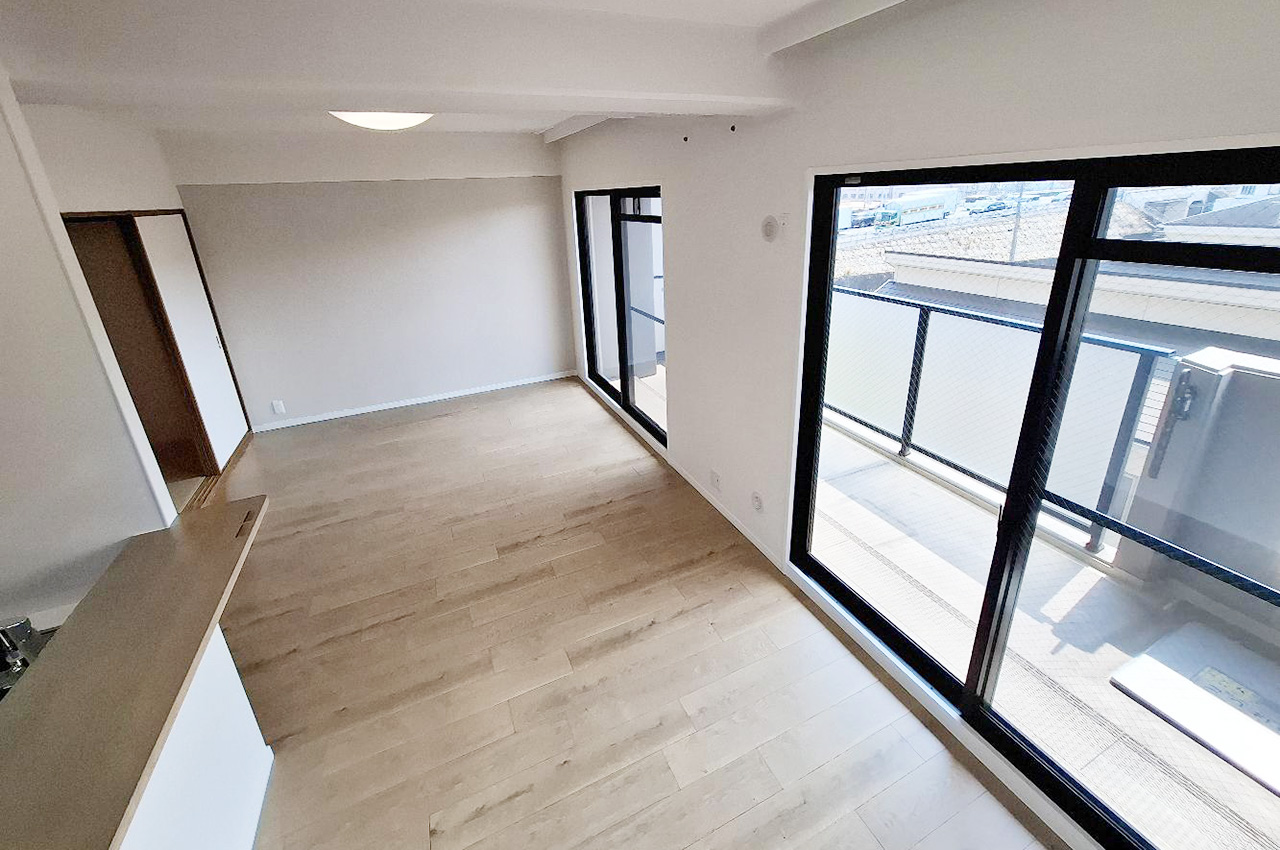 LDK:南向きに面した明るいリビングダイニング