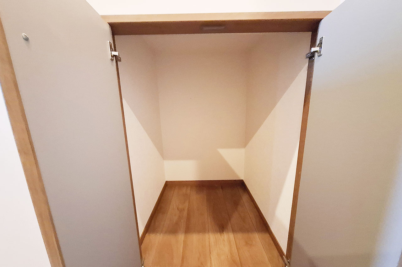 玄関:階段下物入