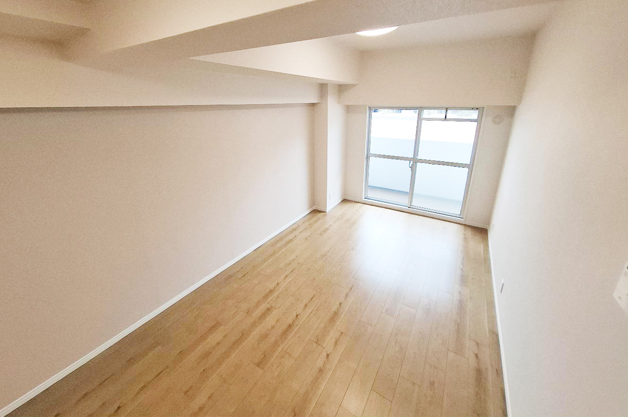 LDK:南東向きバルコニーに面した明るいリビング。