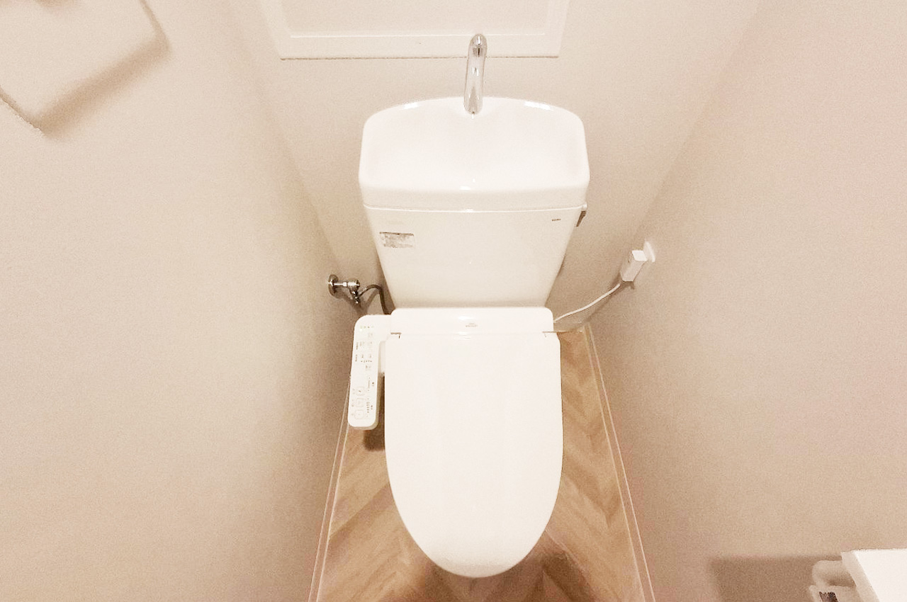 トイレ:便器、温水洗浄便座を新調済み。壁のクロスも貼替え済みです。