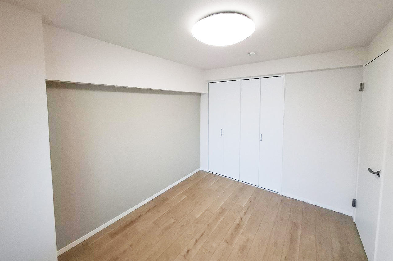 洋室②:アクセントクロスもフローリングも貼替え済み。